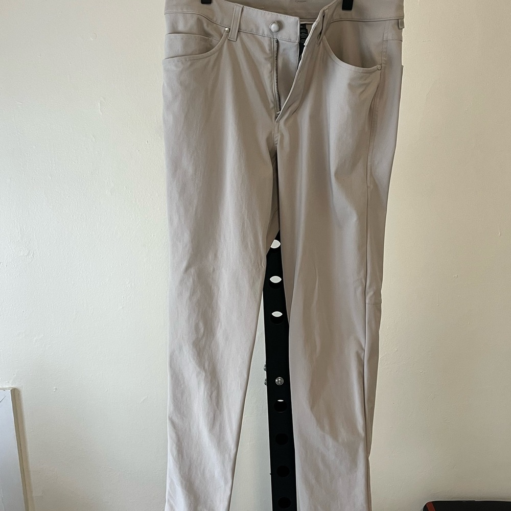 lululemon athletica Men's Chinos in Light Gray